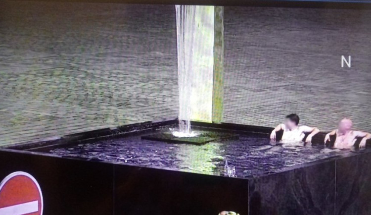 VIDEO: Dvojice mužů vesele dováděla v kašně na náměstí, udělala si z ní hydromasážní vanu
