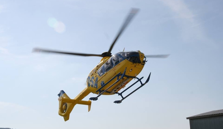 Na výjezdu z Jablonce se střetlo auto s cyklistou. Pro zraněného letěl vrtulník