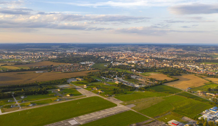 Jihočeské letiště vyhlíží pravidelné odlety na jih. V areálu vzniká parkoviště