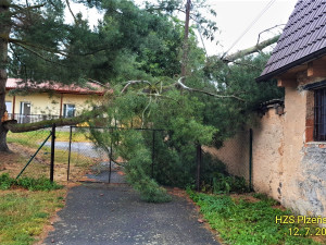 Ničivá noční bouře pustošila západ Čech, hasiči vyjížděli k desítkám zásahů. Lidé sledovali děsivé mraky