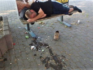 Důkladné dodržování pitného režimu přivedlo pětici opilců na protialkoholní záchytnou stanici