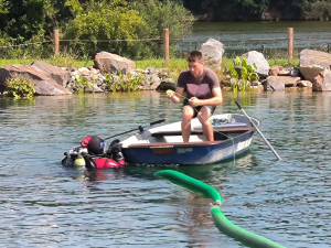 Náročnou očistou prochází jezírko, kde se potvrdil výskyt vodních parazitů způsobujících svědivou vyrážku u lidí