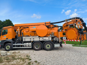 Náročnou očistou prochází jezírko, kde se potvrdil výskyt vodních parazitů způsobujících svědivou vyrážku u lidí