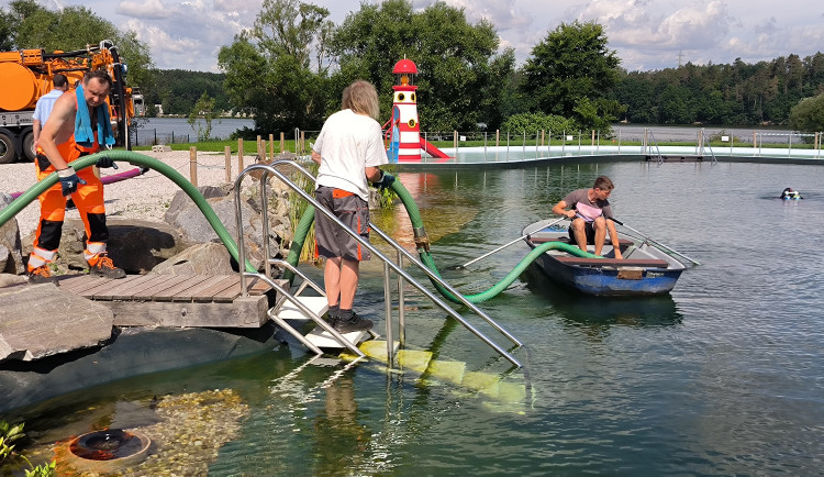 Náročnou očistou prochází jezírko, kde se potvrdil výskyt vodních parazitů způsobujících svědivou vyrážku u lidí