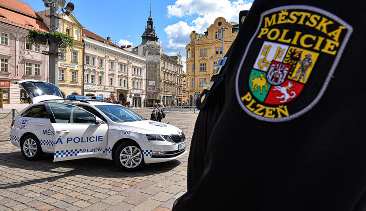 Strážníci městské policie zachraňovali zoufalou nevidomou ženu, která se v neznámém městě ztratila