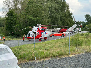 Muž létal s dronem v blízkosti vrtulníku letecké záchranné služby, který zasahoval u těžce zraněné dívky sražené autem