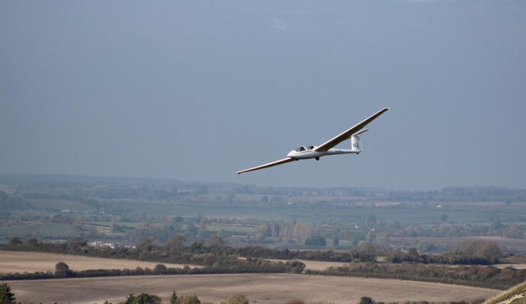 size4-16601198698306-231-ve-vzduchu-se-srazily-dva-kluzaky-jeden-z-pilotu-seskocil-s-padakem-druhy-zvladl-bezpecne-pristat