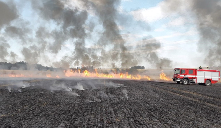 Takto hořelo na Plzeňsku pole v sobotu