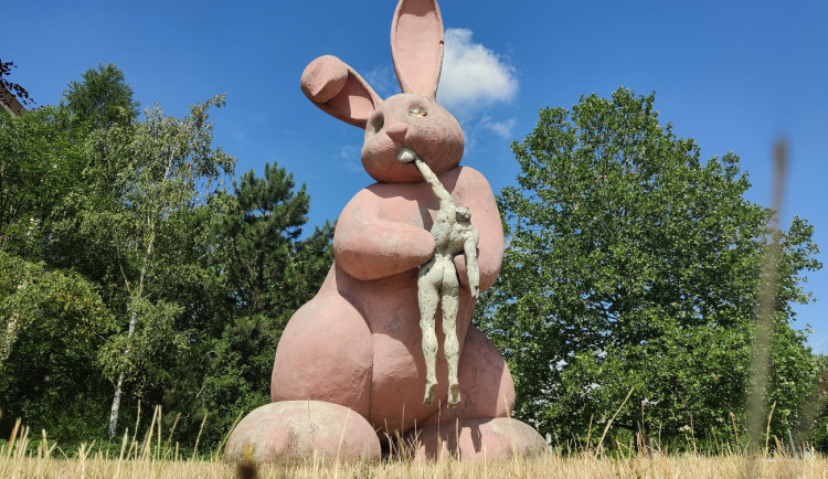Kontroverzní socha růžového králíka se rozpadá před očima, kvůli špatnému stavu bude obvod jednat o jeho dalším osudu