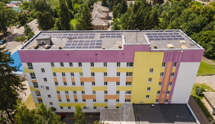 Aktivisté z Brna pomáhájí ukrajinským lékařům. Na střechu nemocnice jim dali soláry