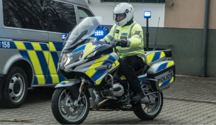 Policisté z Brna pomohli se vzácným nákladem. Sanitku převážející srdce protáhli kolonou