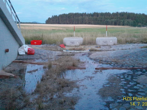 Z protrženého pláště převrácené cisterny unikají po ranní nehodě tisíce litrů benzínu do kanálu