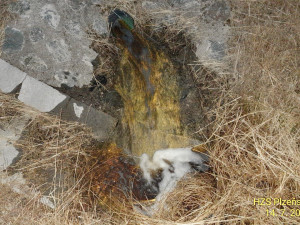 Z protrženého pláště převrácené cisterny unikají po ranní nehodě tisíce litrů benzínu do kanálu