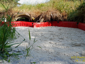 Z protrženého pláště převrácené cisterny unikají po ranní nehodě tisíce litrů paliva do kanálu