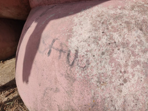 Kontroverzní socha růžového králíka se rozpadá před očima, kvůli špatnému stavu bude obvod jednat o jeho dalším osudu