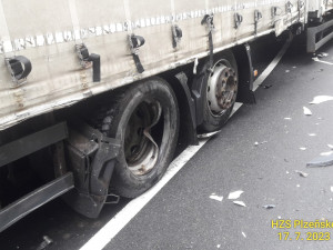 Kamion se střetl s osobním automobilem ve kterém cestovaly dvě osoby. Na místě nehody zasahují záchranáři