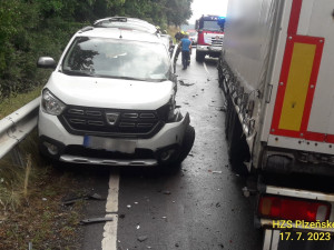 Kamion se střetl s osobním automobilem ve kterém cestovaly dvě osoby. Na místě nehody zasahují záchranáři