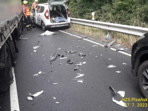 Kamion se střetl s osobním automobilem ve kterém cestovaly dvě osoby. Na místě nehody zasahují záchranáři