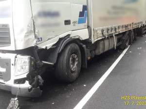 Kamion se střetl s osobním automobilem ve kterém cestovaly dvě osoby. Na místě nehody zasahují záchranáři