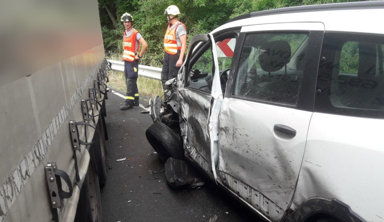 Kamion se střetl s osobním automobilem, na místě nehody zasahují záchranáři i hasiči