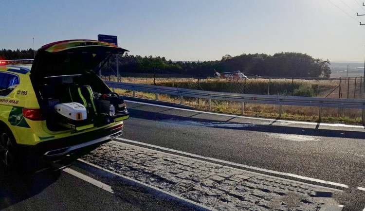 Motorkář po nárazu do osobáku přeletěl přes přední kapotu a zastavil se až o svodidla. Utrpěl těžké zranění