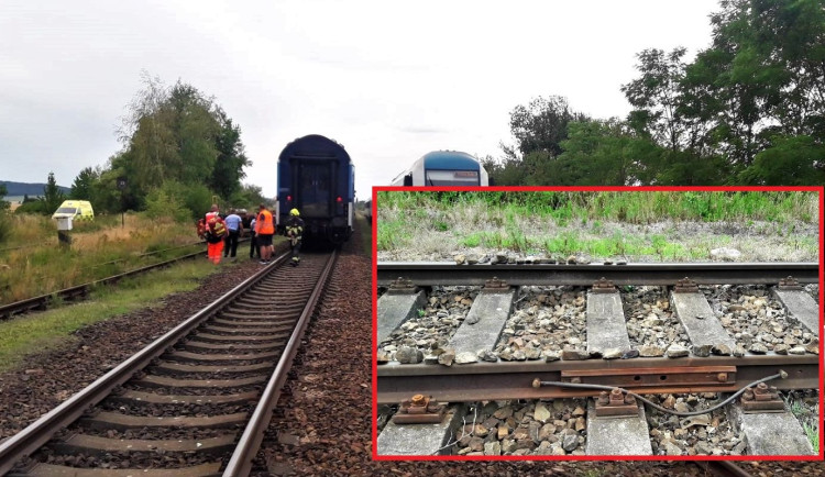 Vlak najel do kamenů, které na kolejích vyskládal zatím neznámý pachatel. Pokusil se tak vlak vykolejit