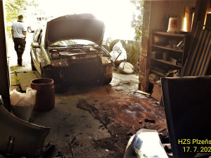 Auto vyjelo ze silnice a vletělo do garáže, kde zdemolovalo zaparkovaný vůz, řidič utrpěl zranění