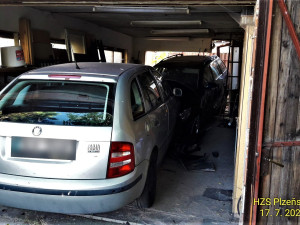 Auto vyjelo ze silnice a vletělo do garáže, kde zdemolovalo zaparkovaný vůz, řidič utrpěl zranění