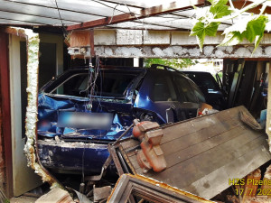 Auto vyjelo ze silnice a vletělo do garáže, kde zdemolovalo zaparkovaný vůz, řidič utrpěl zranění