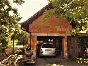 Auto vyjelo ze silnice a vletělo do garáže, kde zdemolovalo zaparkovaný vůz, řidič utrpěl zranění
