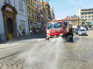 Kropící vůz vyjíždí do ulic v centru Plzně, jakmile teplota překročí třicítku