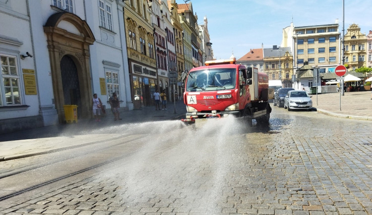 Kropící vůz vyjíždí do ulic v centru Plzně, jakmile teplota překročí třicítku