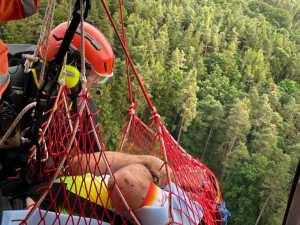 Letečtí záchranáři slaňovali k vážně zraněnému muži, který se zřítil ze srázu v nepřístupném terénu