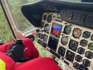 Letečtí záchranáři slaňovali k vážně zraněnému muži, který se zřítil ze srázu v nepřístupném terénu