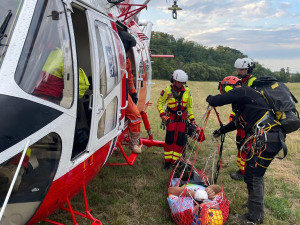 Letečtí záchranáři slaňovali k vážně zraněnému muži, který se zřítil ze srázu v nepřístupném terénu