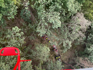 Letečtí záchranáři slaňovali k vážně zraněnému muži, který se zřítil ze srázu v nepřístupném terénu