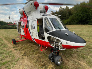 Letečtí záchranáři slaňovali k vážně zraněnému muži, který se zřítil ze srázu v nepřístupném terénu