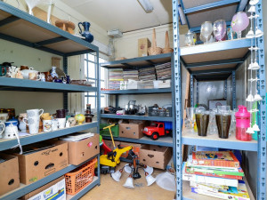 Nechtěné hračky, knížky nebo nádobí nemusí jít do koše, díky re-use centru najdou další využití