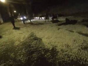 U Ježíška se na umělém sněhu rochnila parta rozdováděných mladých bezdomovců. Udělali si tam Vánoce