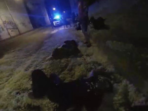 U Ježíška se na umělém sněhu rochnila parta rozdováděných mladých bezdomovců. Udělali si tam Vánoce