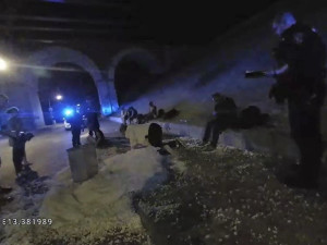 U Ježíška se na umělém sněhu rochnila parta rozdováděných mladých bezdomovců. Udělali si tam Vánoce