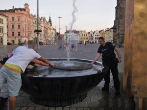 Vandalové poškozují při svých letních koupelích zlacené kašny na náměstí. Nejčastěji v nich řádí opilí Němci