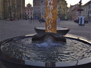 Vandalové poškozují při svých letních koupelích zlacené kašny na náměstí. Nejčastěji v nich řádí opilí Němci