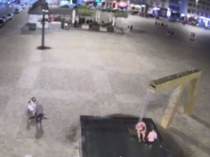 Vandalové poškozují při svých letních koupelích zlacené kašny na náměstí. Nejčastěji v nich řádí opilí Němci