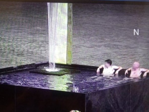 Vandalové poškozují při svých letních koupelích zlacené kašny na náměstí. Nejčastěji v nich řádí opilí Němci