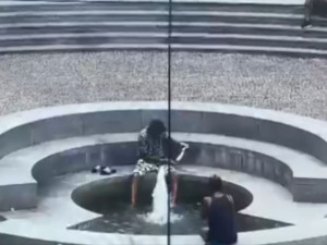 Tento výtečník si v kašně na Americké třídě pral špinavé prádlo