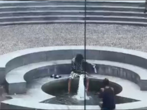 Tento výtečník si v kašně na Americké třídě pral špinavé prádlo