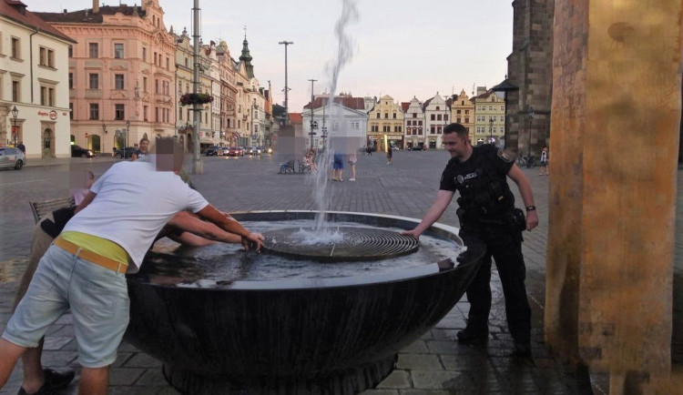 Vandalové poškozují při svých letních koupelích zlacené kašny na náměstí. Nejčastěji v nich řádí opilí Němci