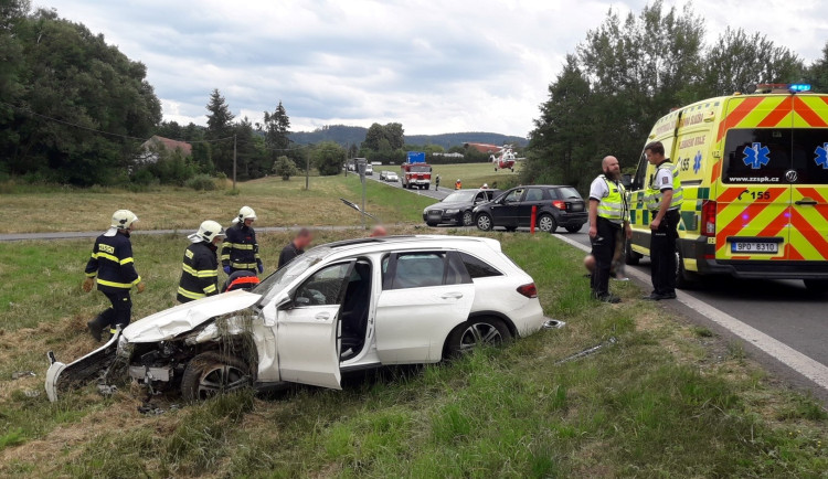 Senior nepřežil těžká zranění, když havaroval se svým mercedesem. Muž zemřel po převozu do nemocnice