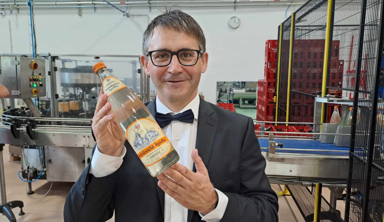 Prameny Liberec a Jablonec lidem chutnají. Vratislavická kyselka slaví rok od obnovy. Oprav se dočká i zámeček